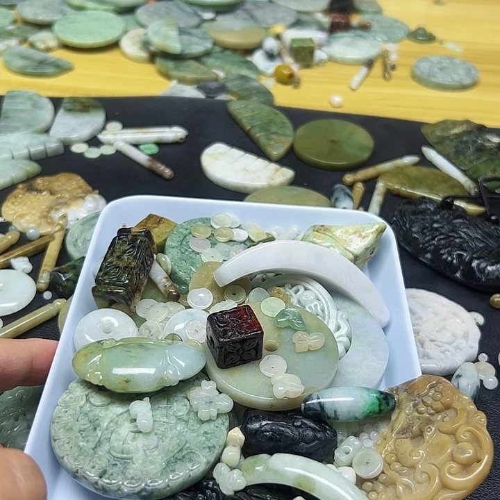 袁***儿翡翠未镶嵌颈饰天然翡翠111