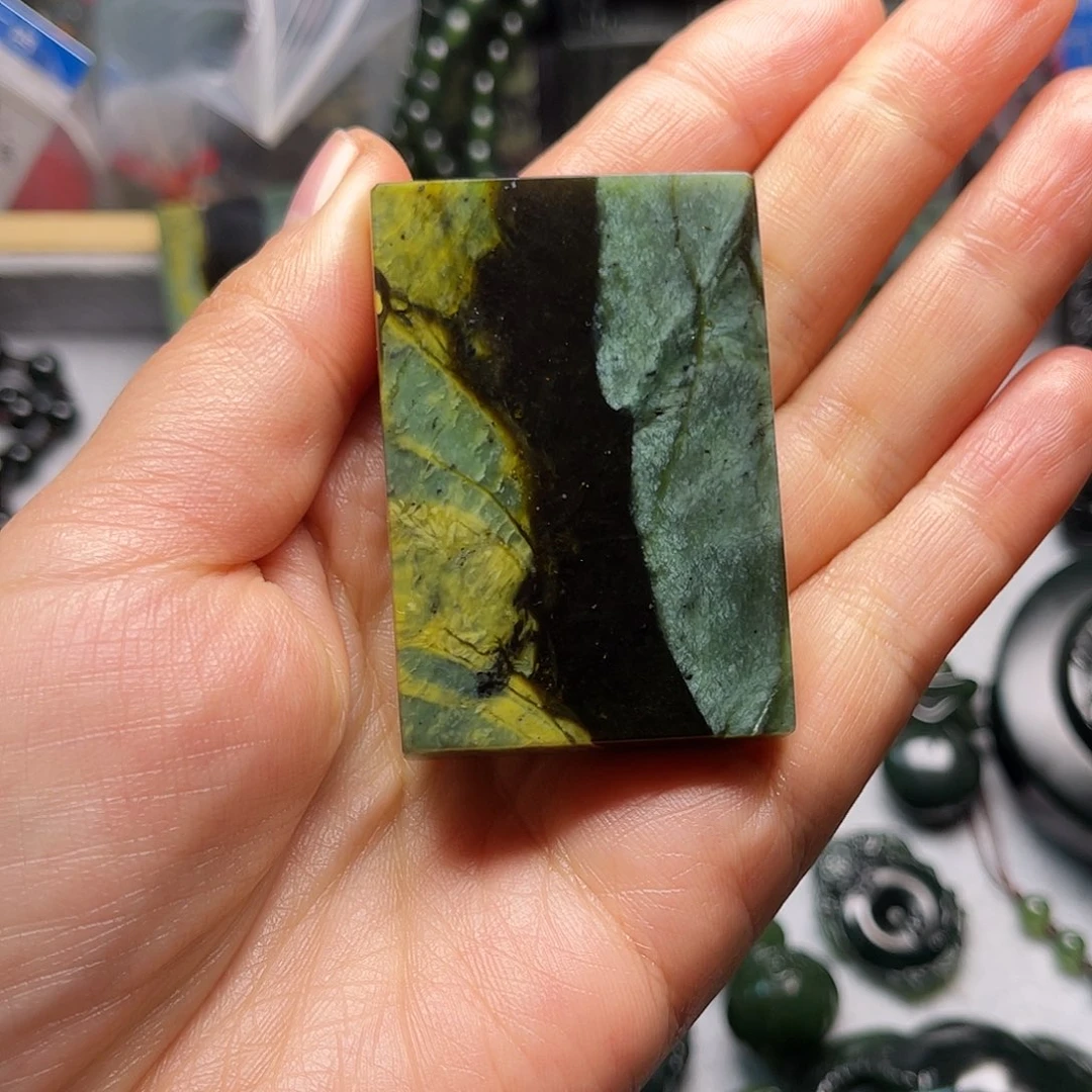 莫***言蛇纹石玉未镶嵌颈饰