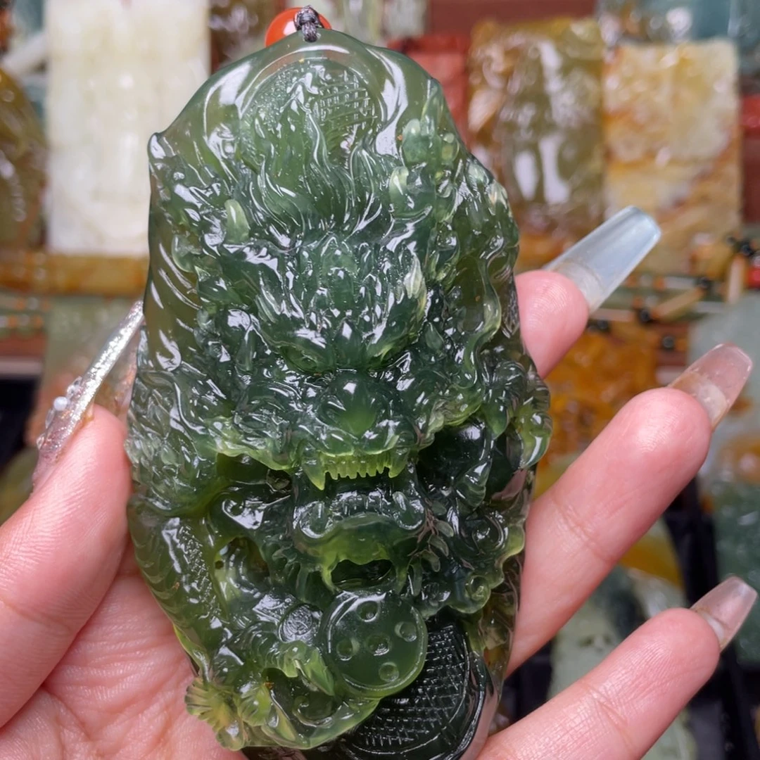 一***人蛇纹石玉未镶嵌颈饰