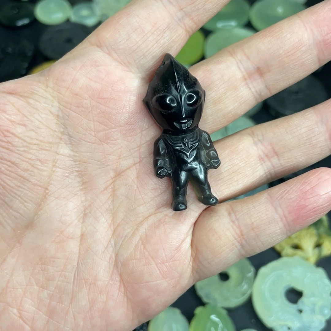 岫玉未镶嵌颈饰奥特曼