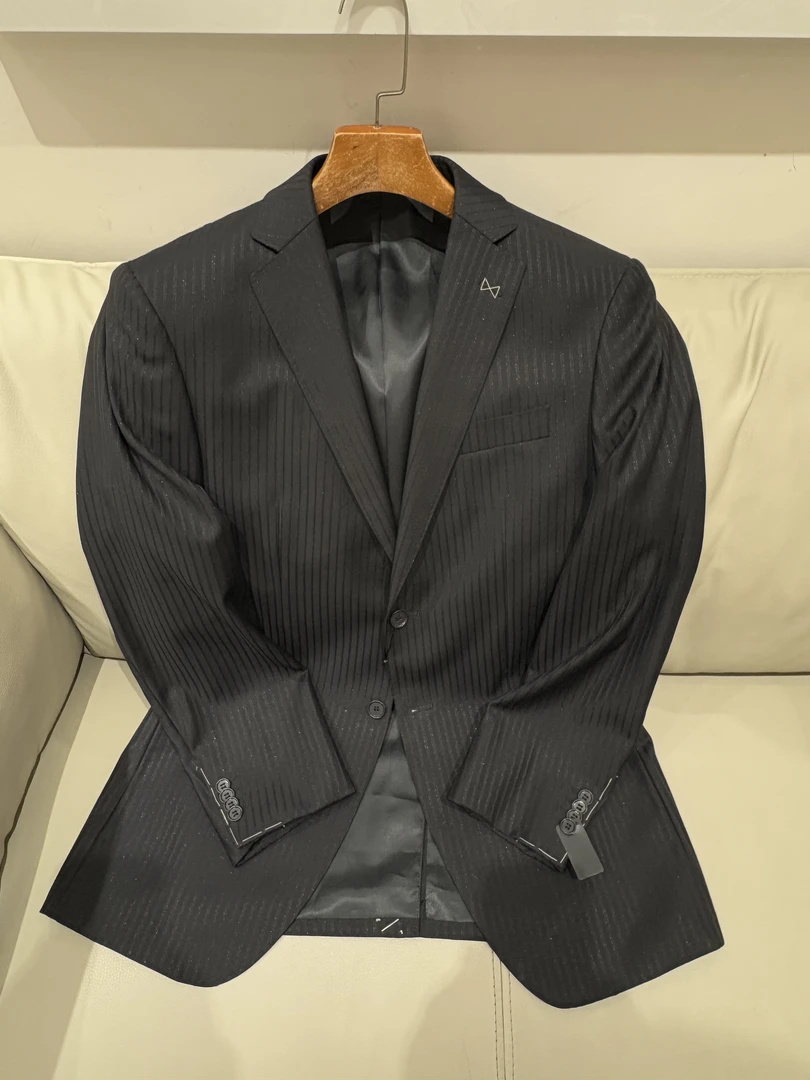 ZX73271B2男士商务休闲西服亮黑色条纹两粒扣单开叉66%羊毛