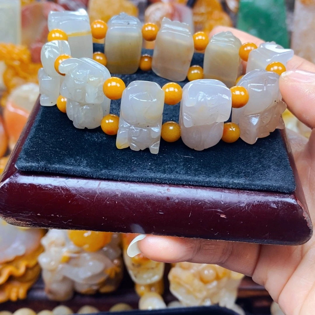 石英质玉（黄龙玉）未镶嵌颈饰