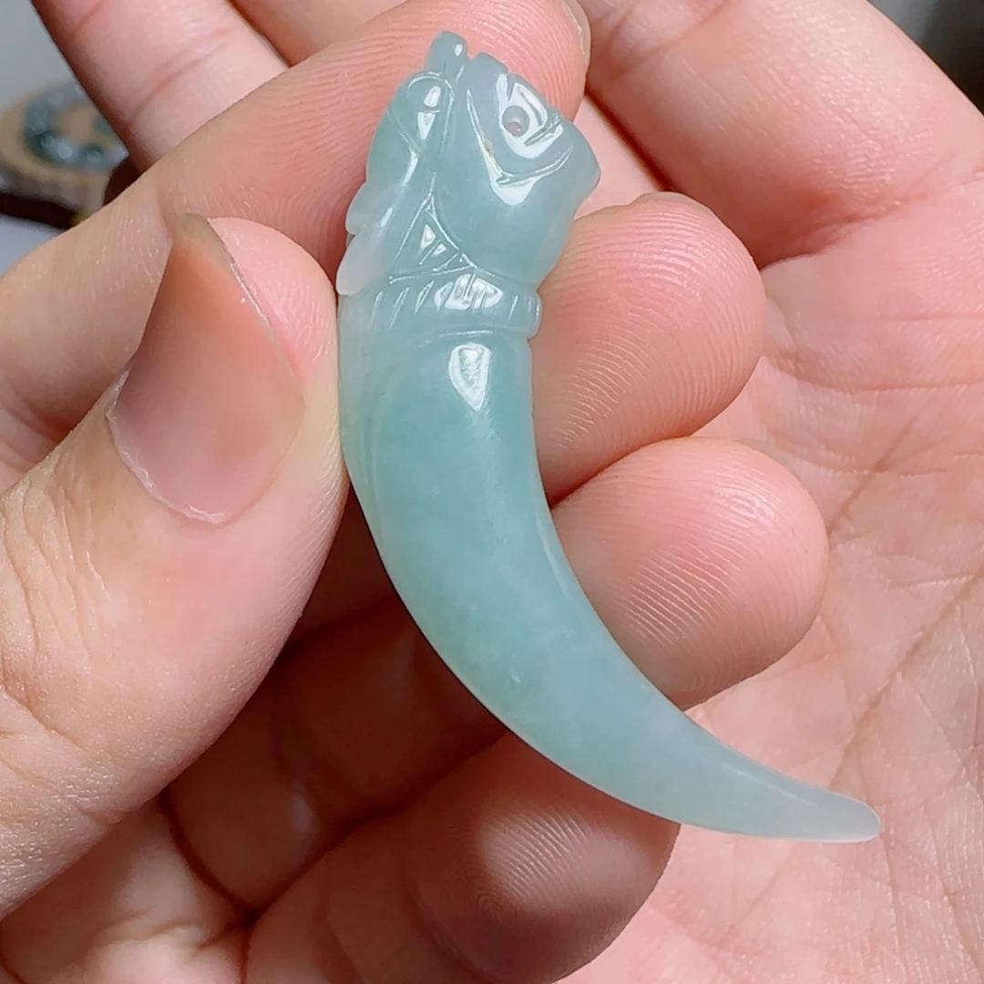 翡翠未镶嵌颈饰龙牙