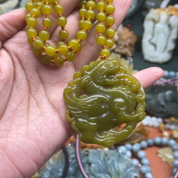 蛇纹石玉吊坠合金