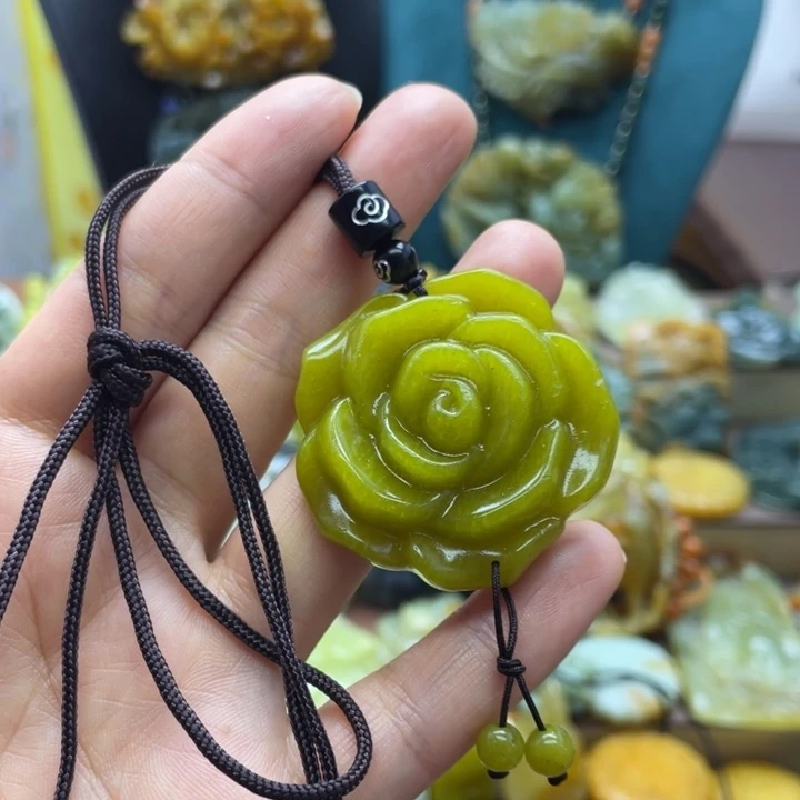 蛇纹石玉未镶嵌颈饰