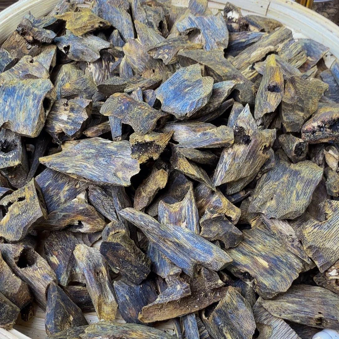 修***道蓝宝石快料100克。