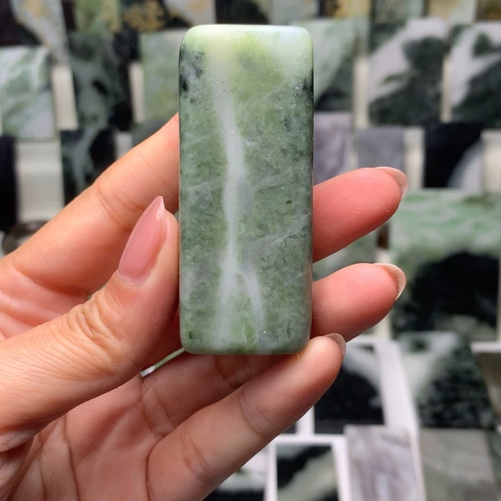 独山玉颈饰未镶嵌