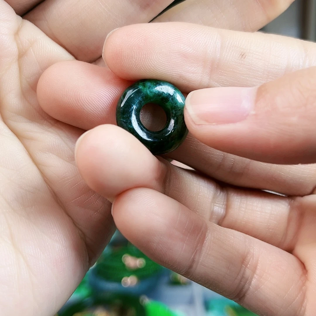 翡翠颈饰未镶嵌吊坠多样性