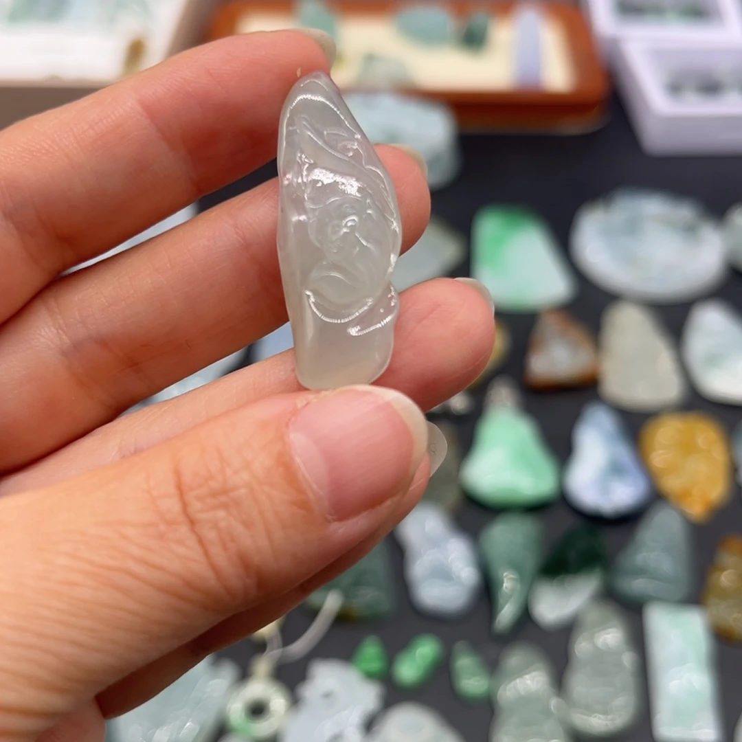 翡翠未镶嵌颈饰莲花鱼
