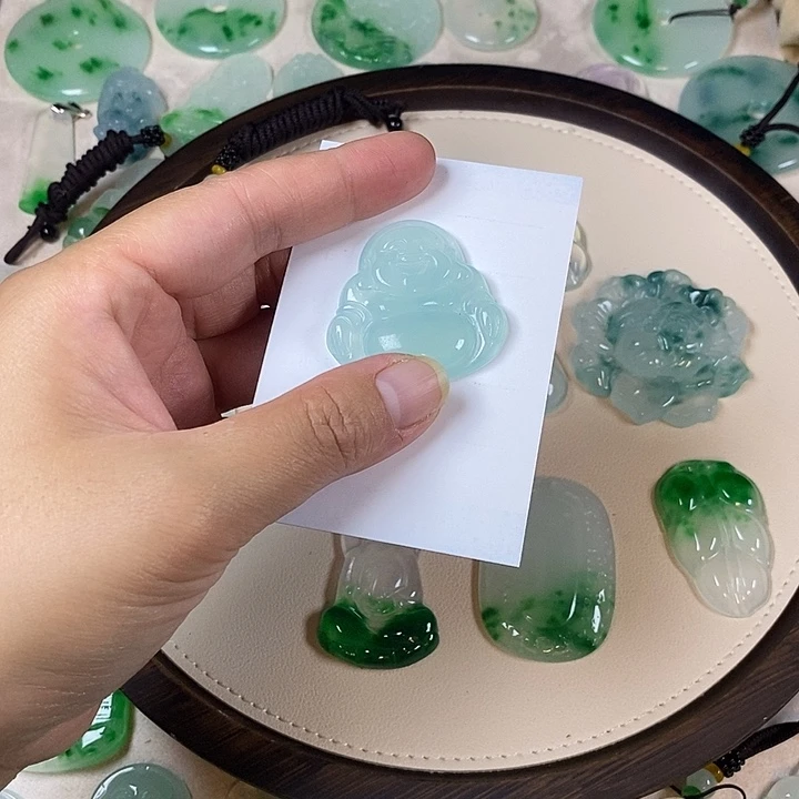 欣***敏翡翠未镶嵌颈饰佛公