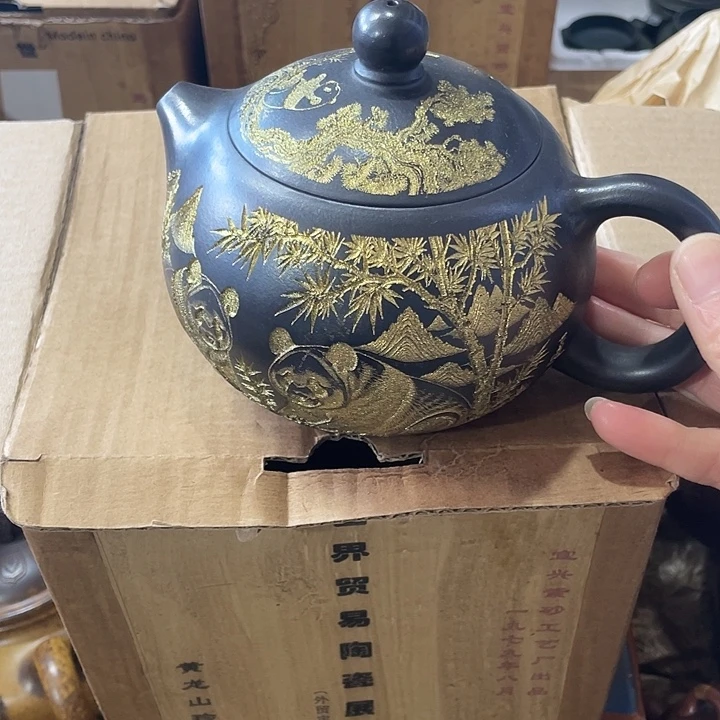 茶壶紫砂矿泥料手工制作的一把紫砂壶。