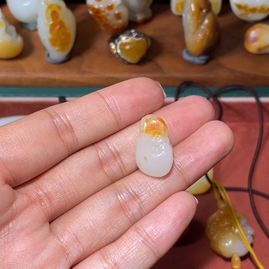 颈饰未镶嵌和田玉（糖玉）