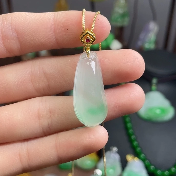 翡翠未镶嵌吊坠(赠链)