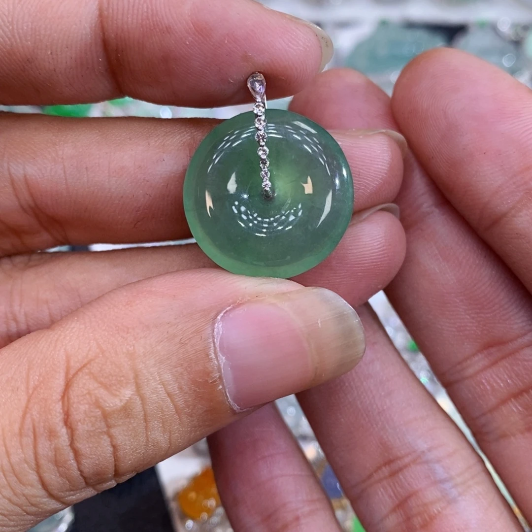 翡翠18K金镶嵌颈饰