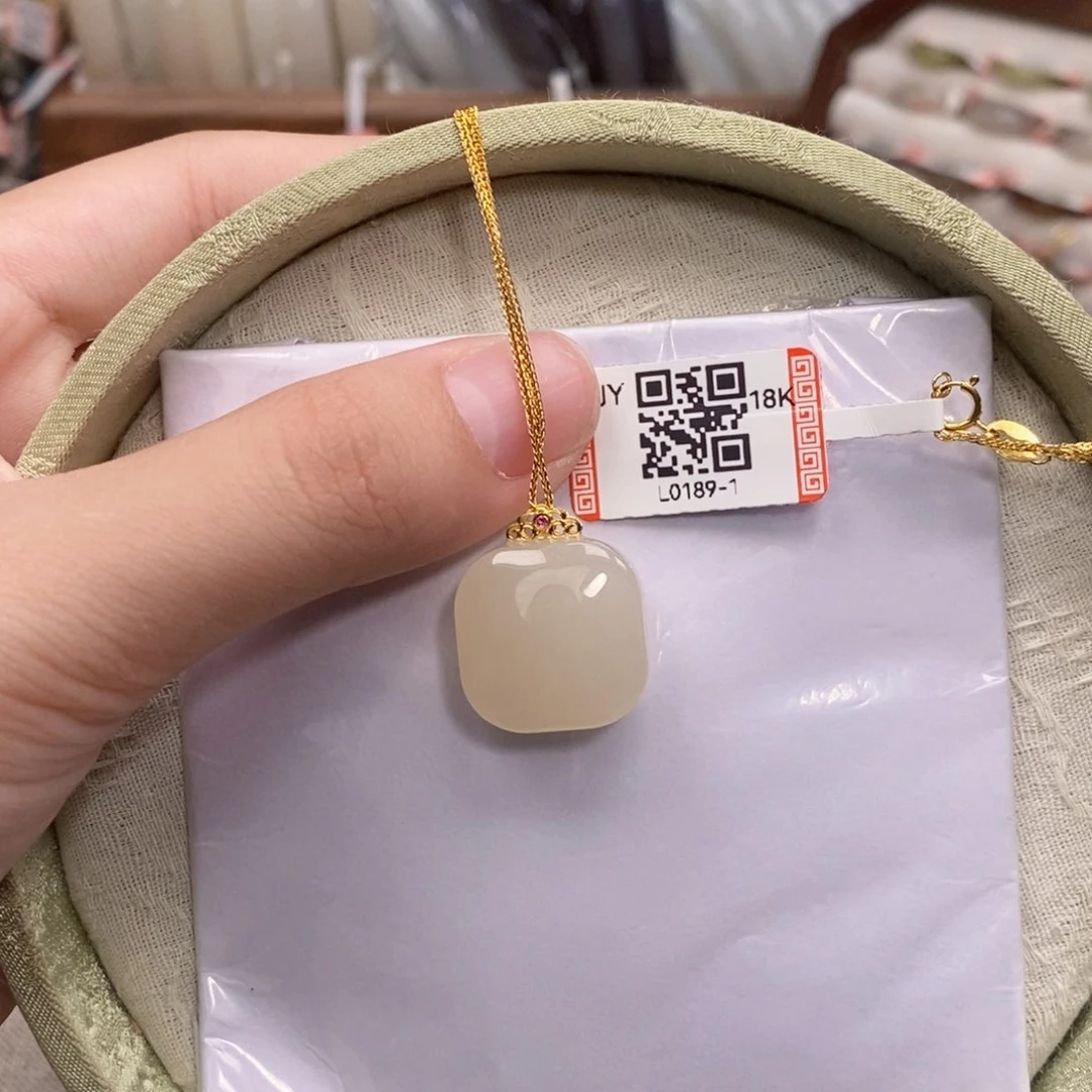 颈饰18K金镶嵌和田玉方糖