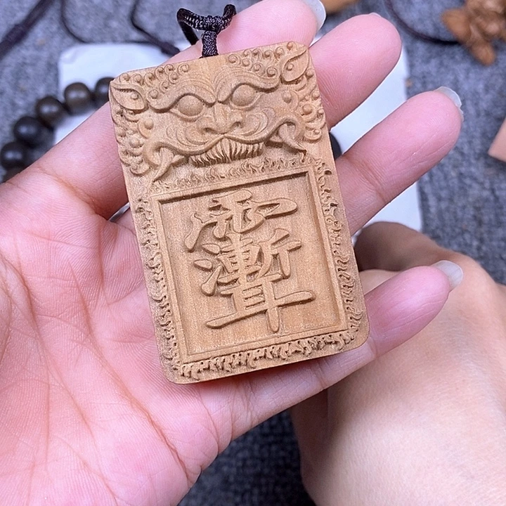 檀香木无事牌老山檀雕刻雨渐耳吊坠