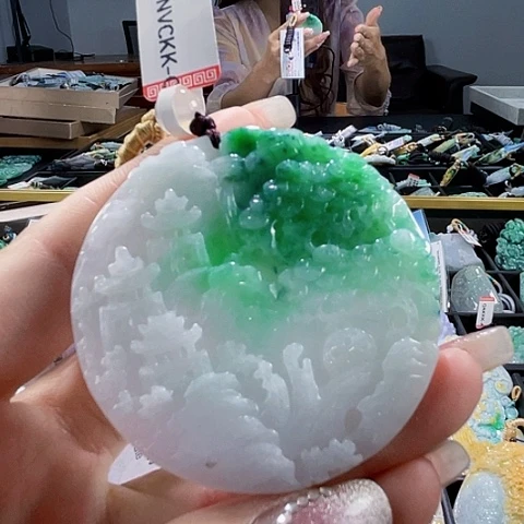 翡翠未镶嵌颈饰一个