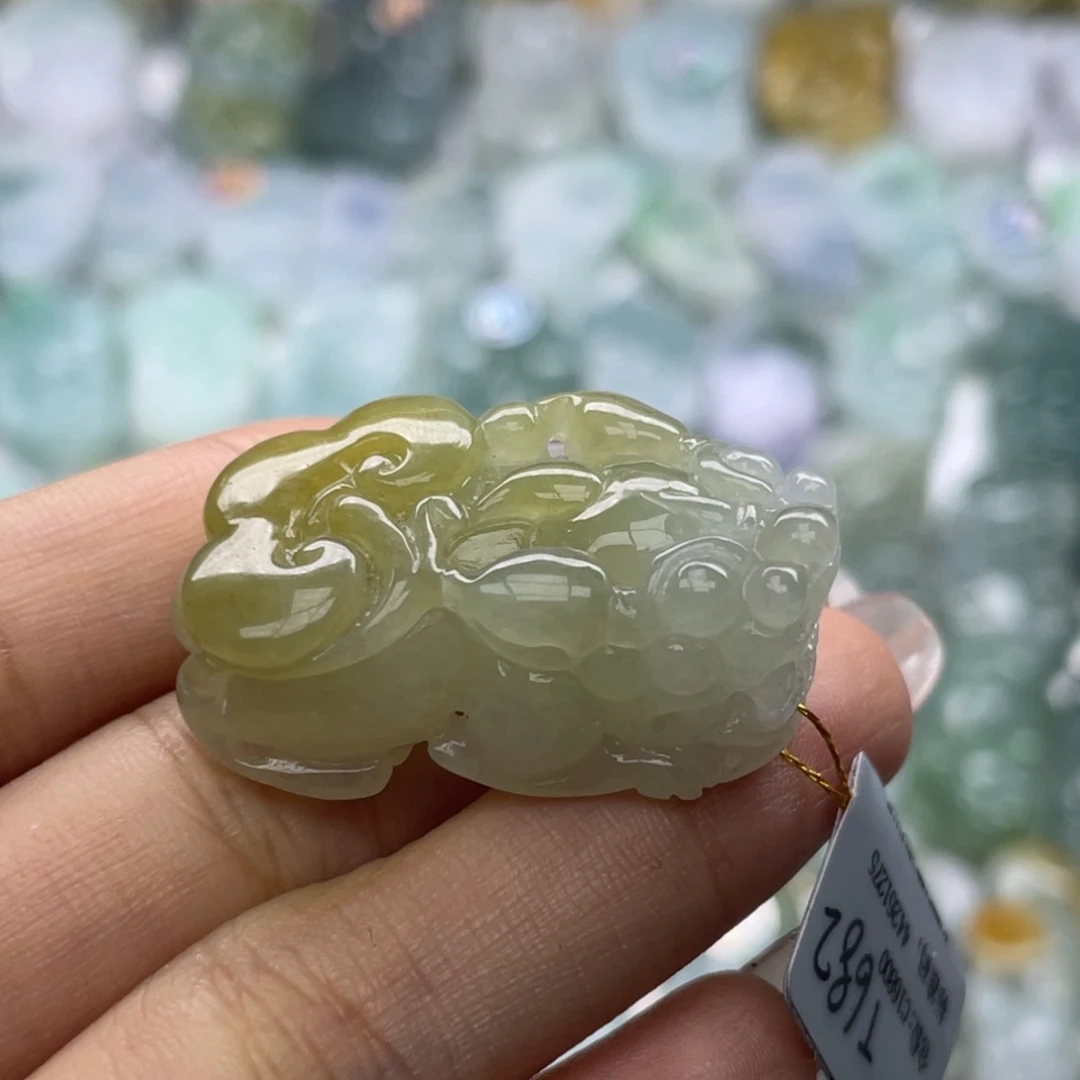 抓***吃翡翠未镶嵌颈饰貔貅