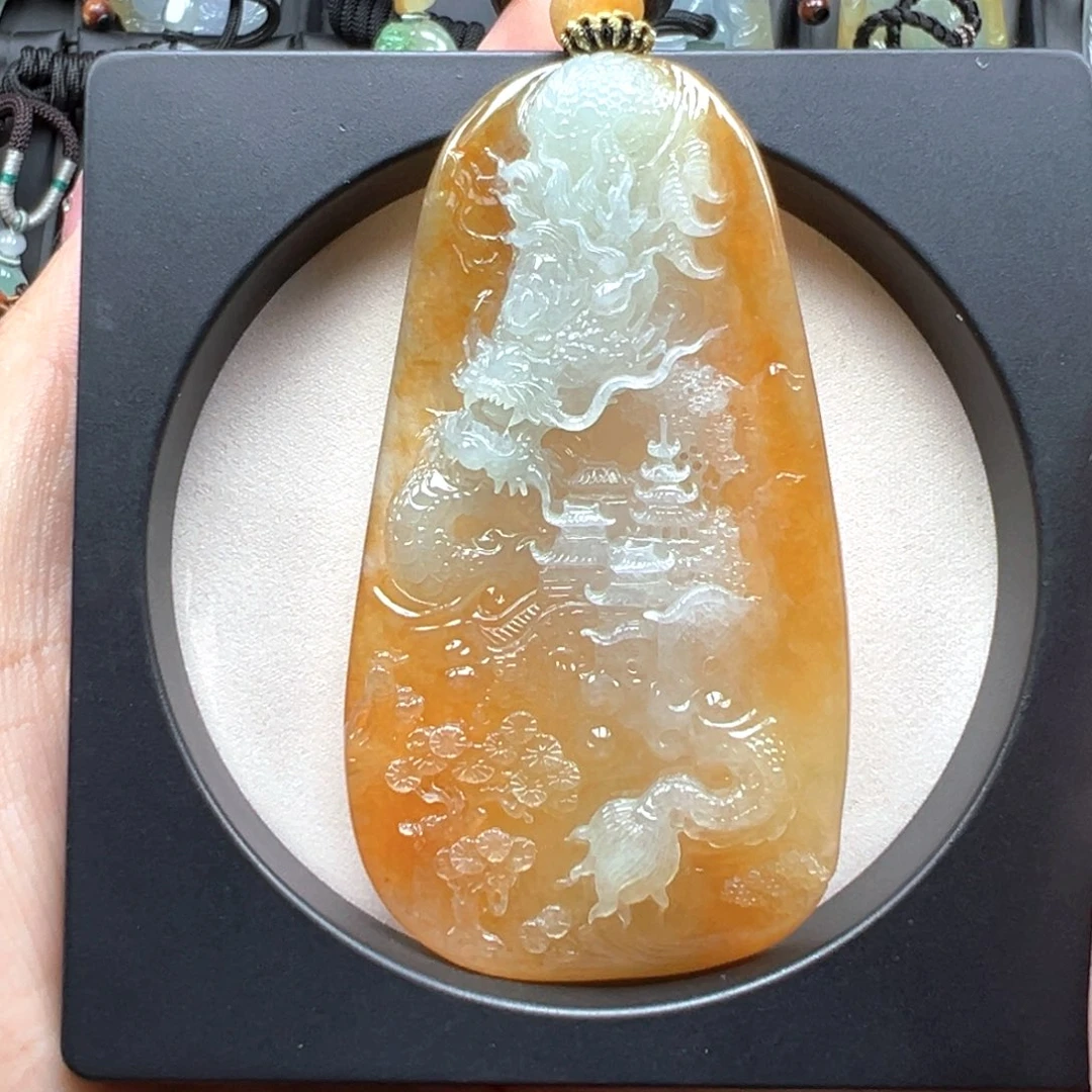 翡翠未镶嵌颈饰龙