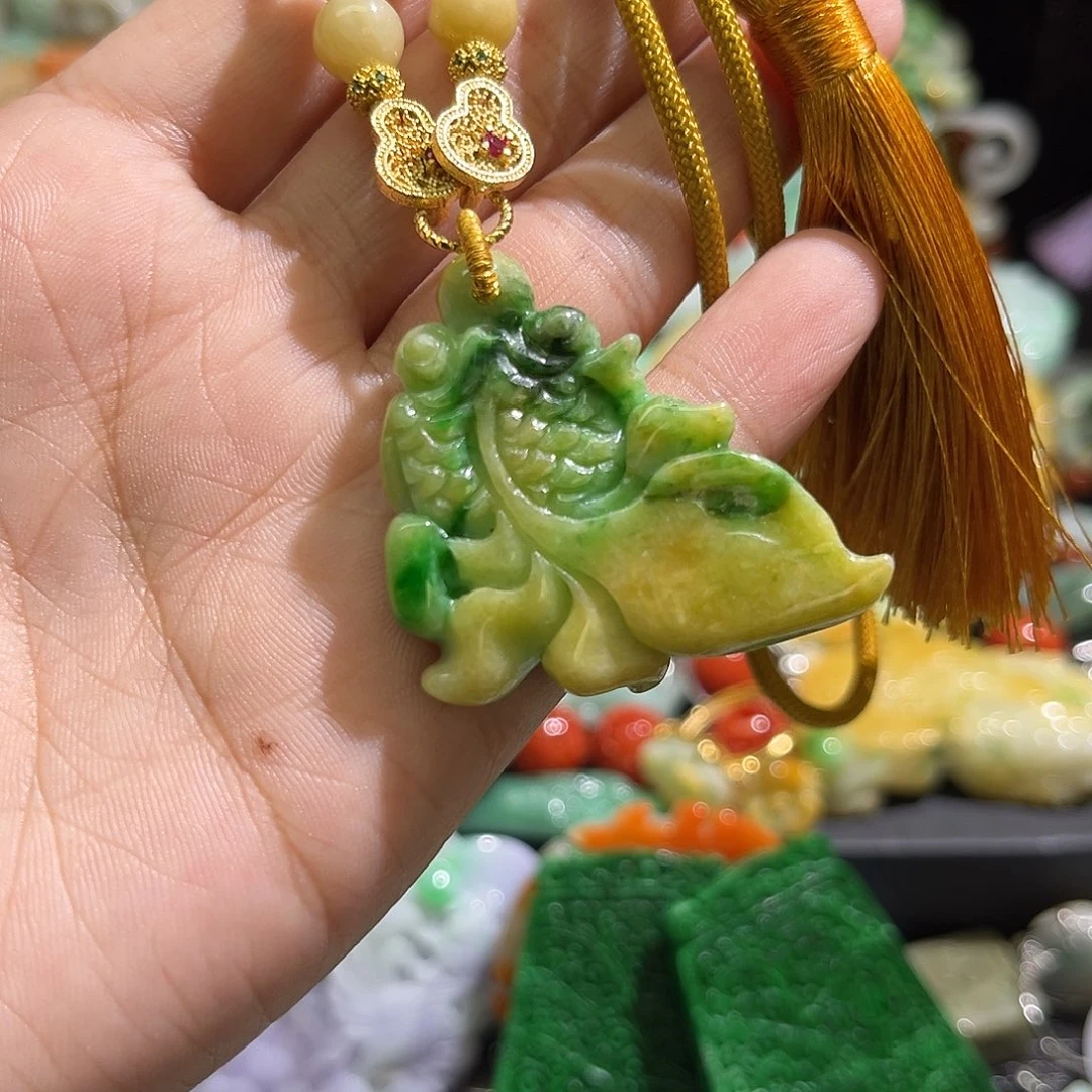 翡翠未镶嵌颈饰待编织