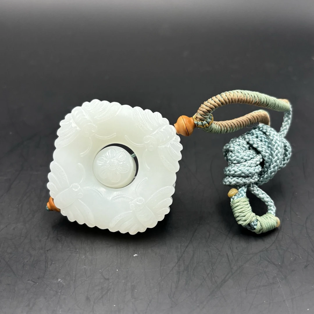 和田玉 蝶恋花谷纹四方挂件 长4.6cm宽4.5cm厚1.2cm重55克