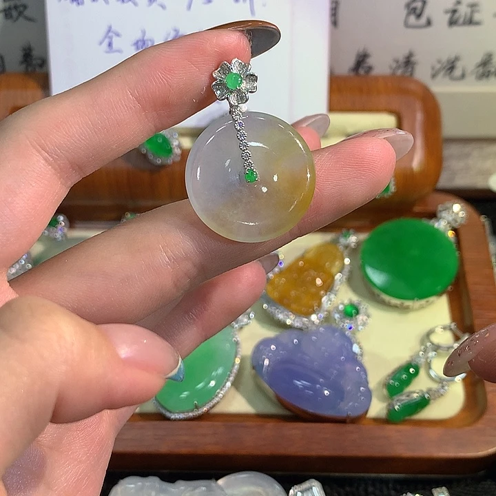颈饰18K金镶嵌翡翠
