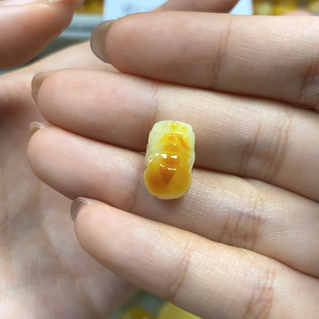 未镶嵌颈饰蜜蜡貔貅