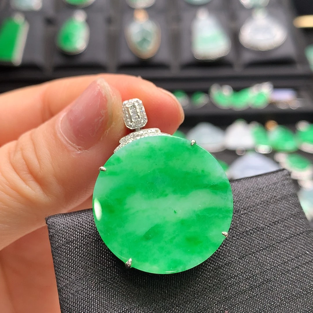 翡翠18K金镶嵌颈饰圆牌