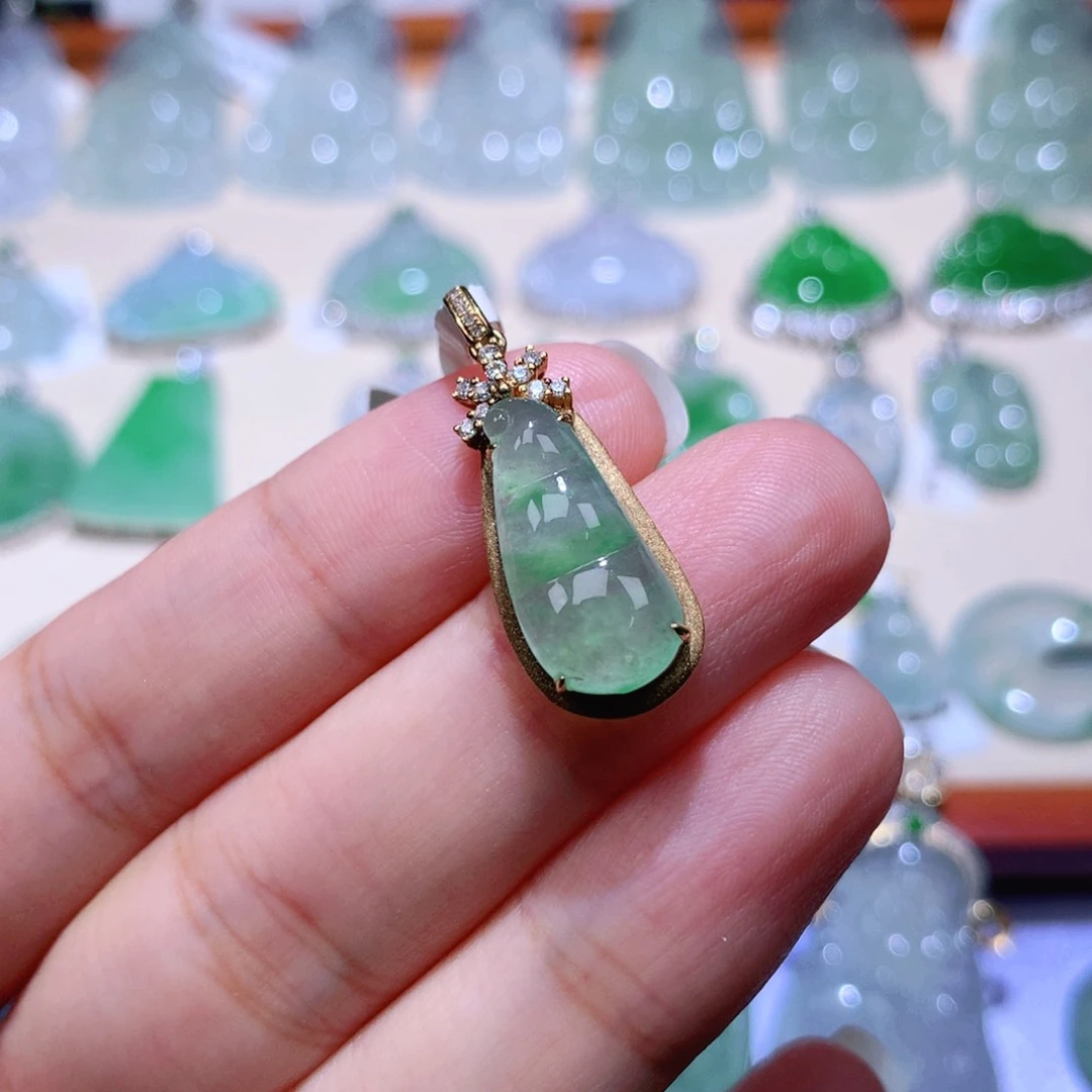 颈饰18K金镶嵌翡翠福豆