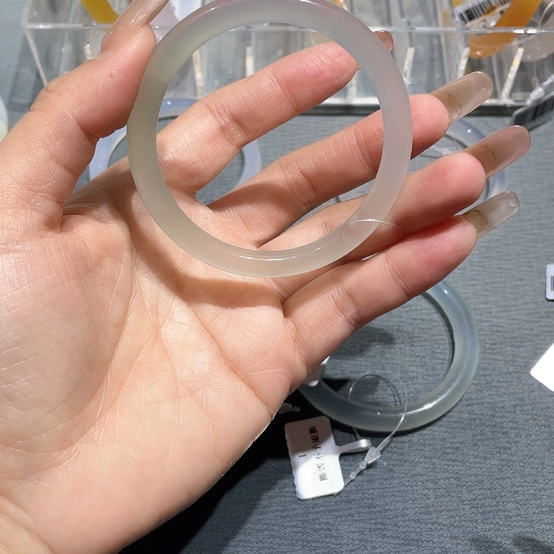 叶***º玛瑙/玉髓未镶嵌手镯