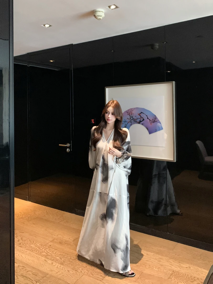 慵懒松弛感水墨晕染长袖连衣裙女2025秋季新款国风V领气质长裙子