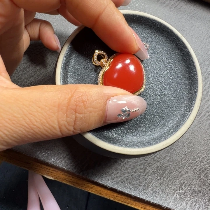18K金镶嵌胸坠南红玛瑙
