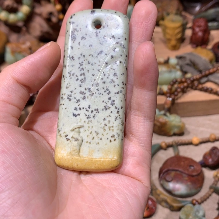 未镶嵌岫岩河磨玉（透闪石质玉）挂件