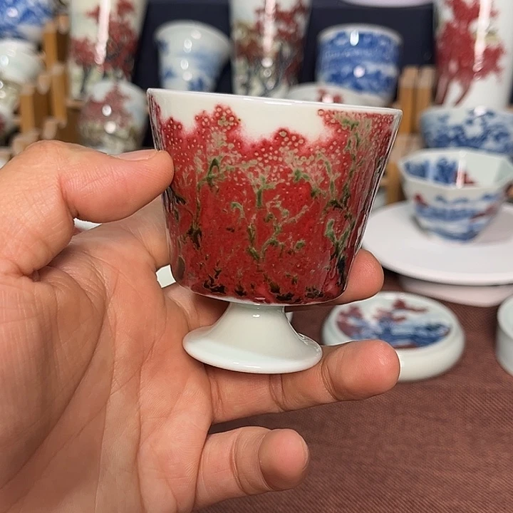 大面积釉里红主人杯