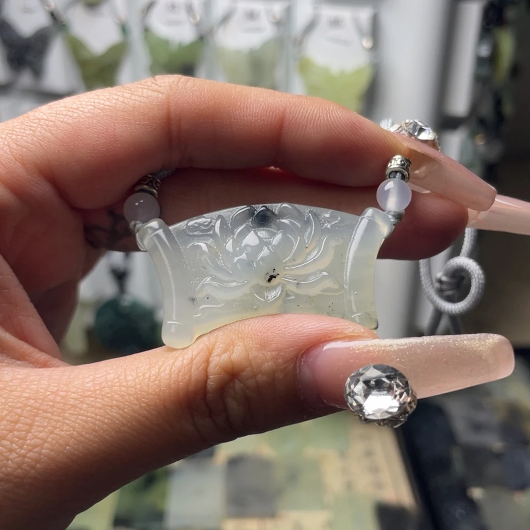 岫玉颈饰未镶嵌莲花