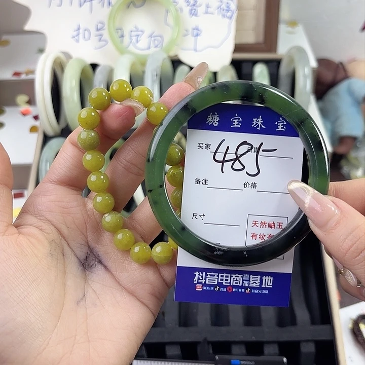 蛇纹石玉手镯未镶嵌有***屁