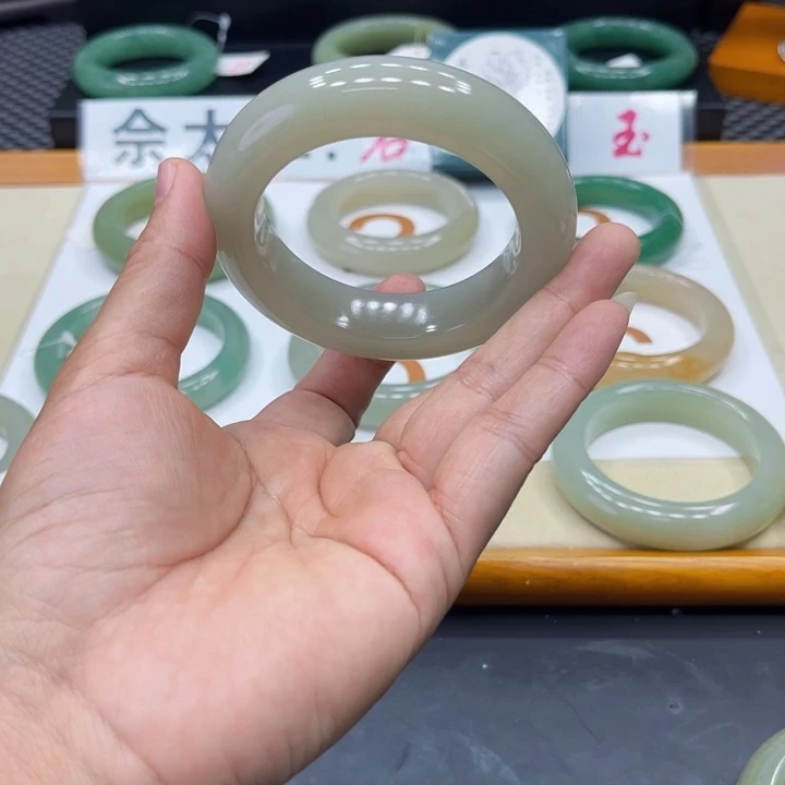 未镶嵌手镯石英质玉含*草