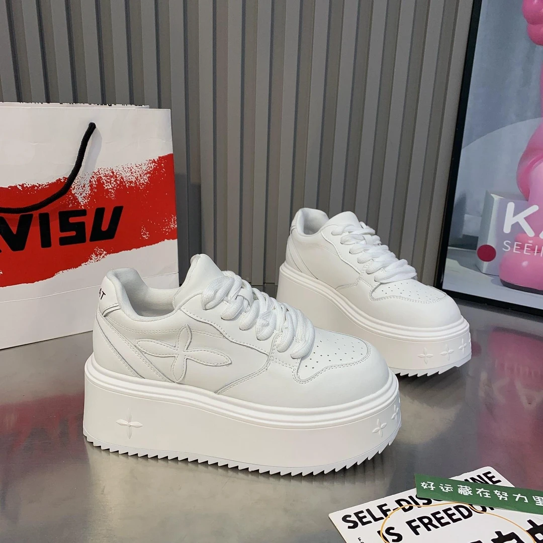 2025秋季新款百搭休闲防滑板鞋女赵露思同款6cm厚底增高小白鞋女