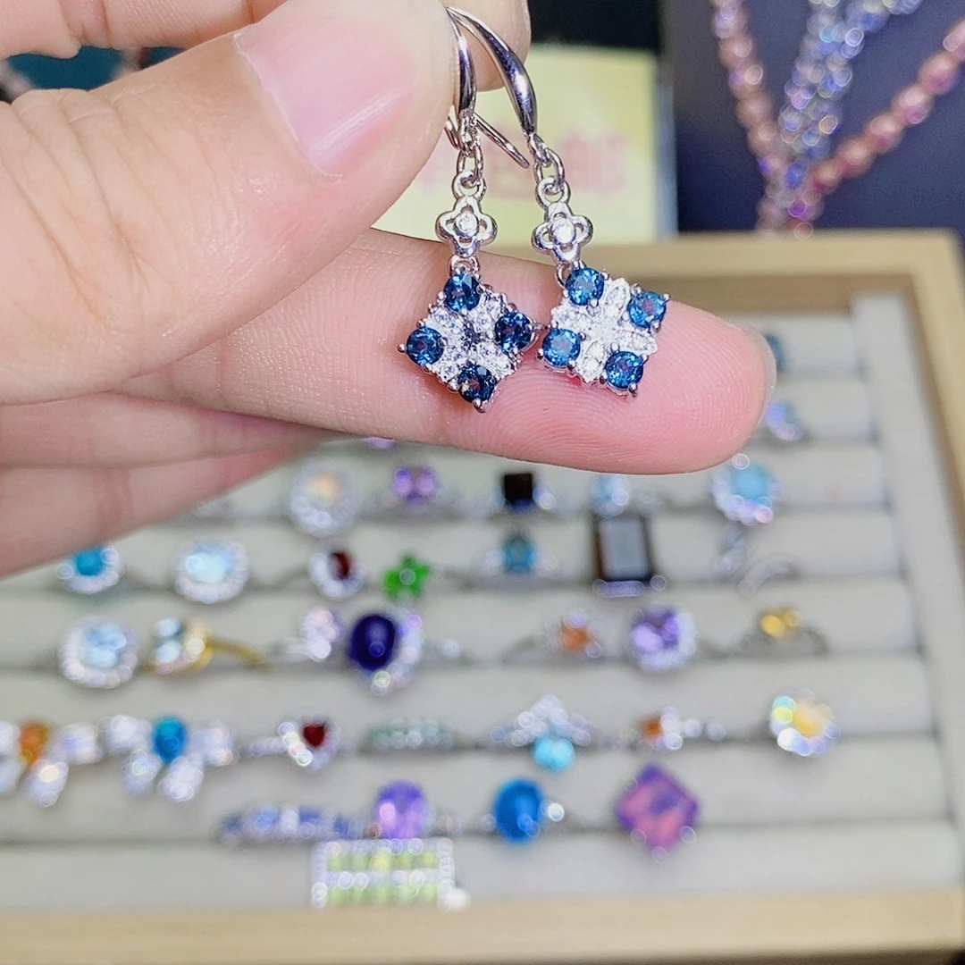 未镶嵌耳饰托帕石