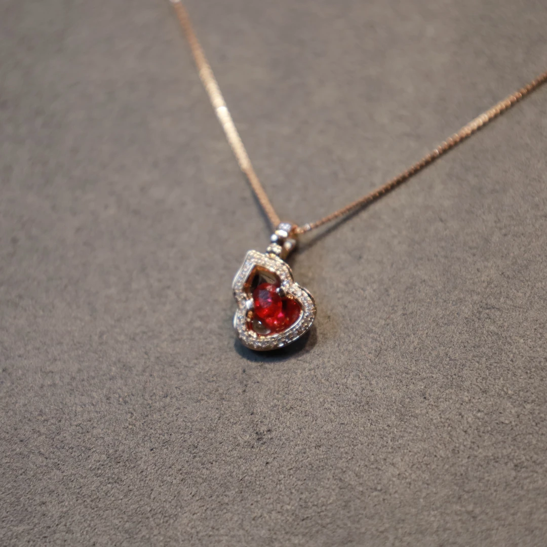 18k金葫芦红宝石吊坠 约0.25ct