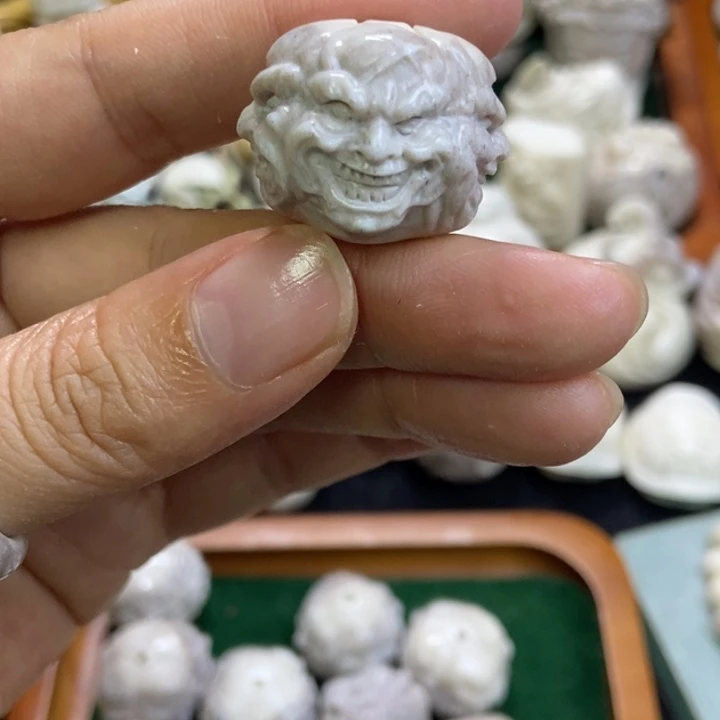 配饰鹿角雕刻一个出