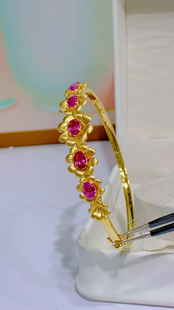 18K金镶嵌天然无烧红宝石手镯花朵款