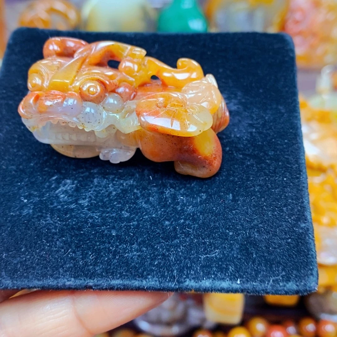 未镶嵌石英质玉（黄龙玉）颈饰