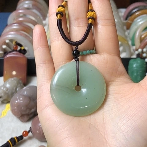 颈饰未镶嵌石英质玉