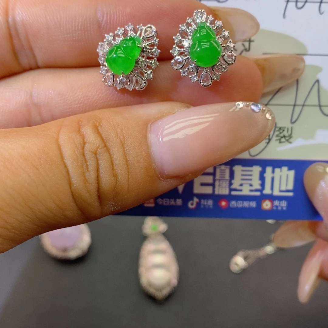 颈饰18K金镶嵌翡翠