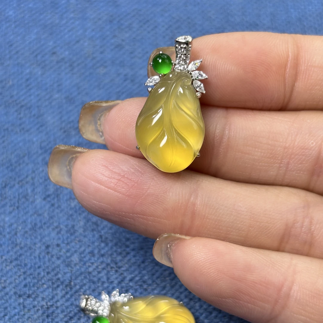 时尚休闲绿黄玉髓芭蕉叶吊坠镶嵌S925银女士款挂件多样性发其一