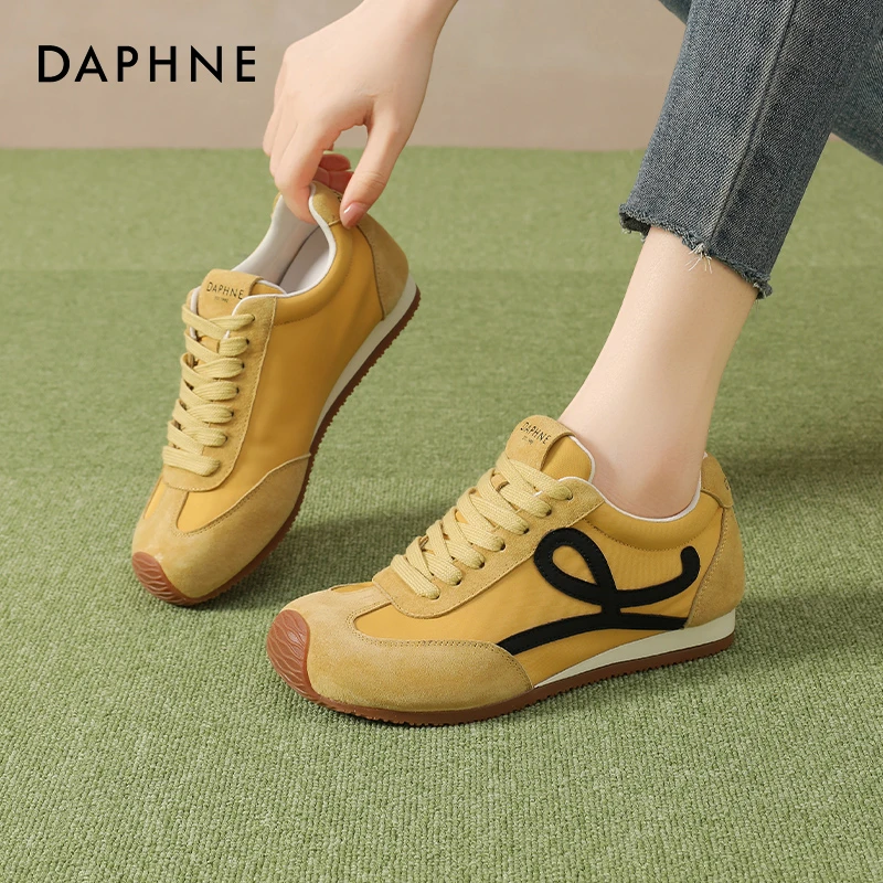 Daphne/达芙妮时尚轻便旅游鞋女百搭休闲运动鞋增高德训鞋小白鞋