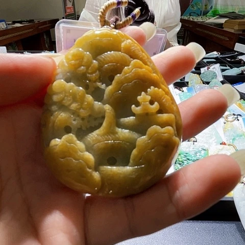 翡翠未镶嵌颈饰一个
