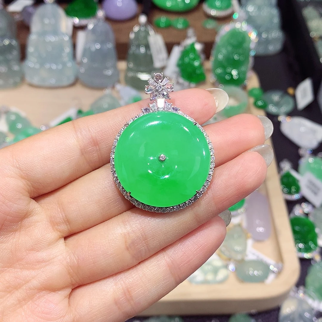 翡翠18K金镶嵌颈饰扣子