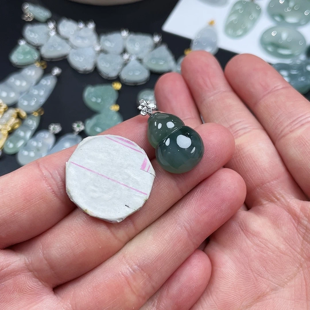 翡翠18K金镶嵌颈饰